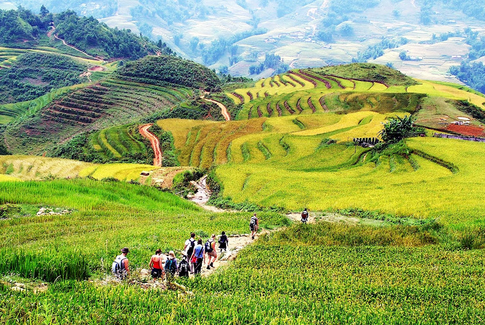 The road to Ta Van Village offers travelers a chance to enjoy the scenic beauty of Sapa&rsquo;s highlands